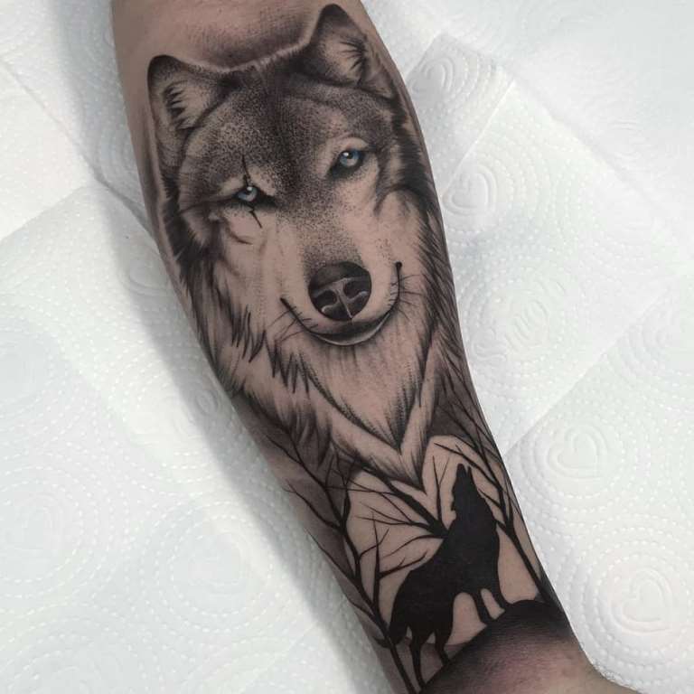 tatuaggio lupo sul braccio di una ragazza
