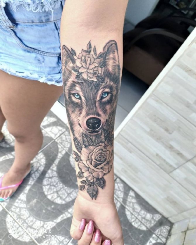tatuaggio di un lupo per ragazze