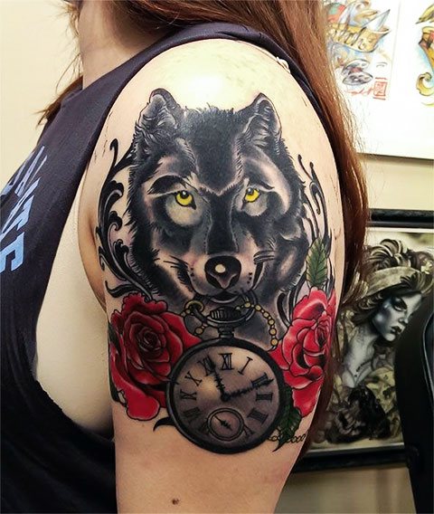 Loup tatoué sur les épaules pour les filles - photo