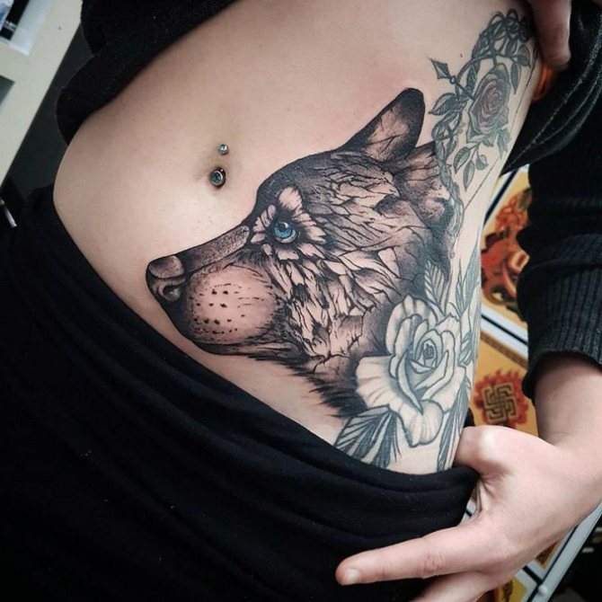 Tattoo eines Wolfes mit Blumen