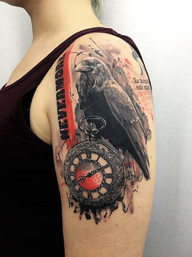 肩、腕、胸、首にカラスのタトゥー。男性向け、女性向けの意味