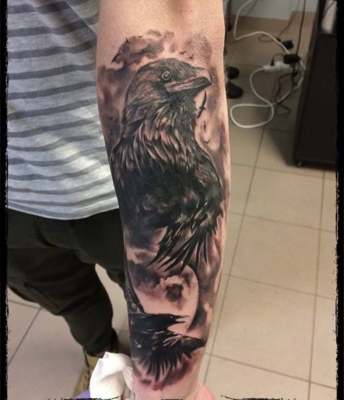 前腕のカラスのタトゥー