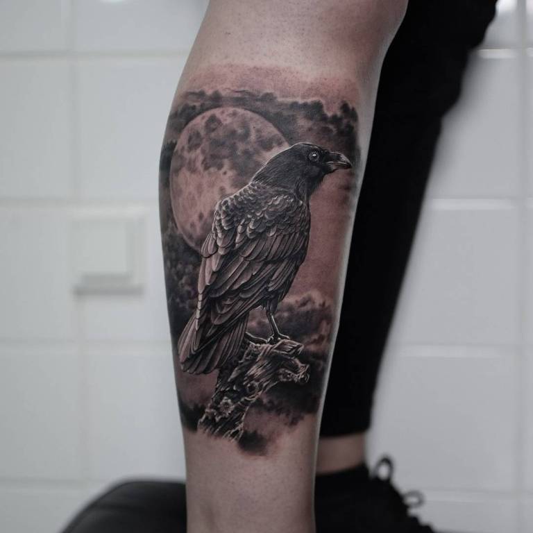 枝の上のカラスのタトゥー