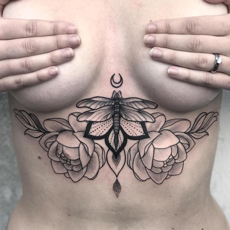 tatouage près des seins