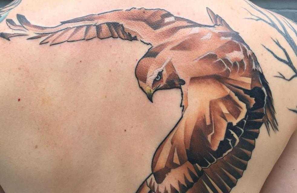 背中のタトゥーモヒカン