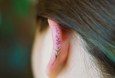Tatouage derrière l'oreille pour les filles. Photo, croquis, sens