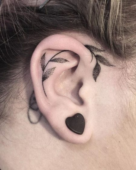 Tatouage derrière l'oreille pour les filles. Photo, croquis, sens