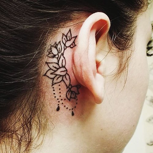 Tatouage derrière l'oreille pour les filles. Photos, croquis, sens.