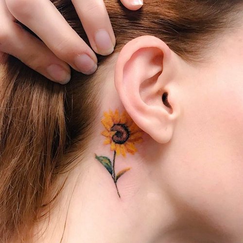 Tatouage derrière l'oreille pour les filles. Photos, croquis, sens