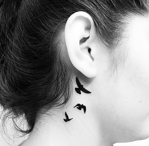 Tatouage derrière l'oreille pour les filles. Photo, croquis, sens