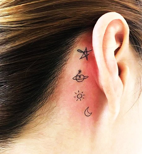 Tatouage derrière l'oreille pour les filles. Photo, croquis, sens