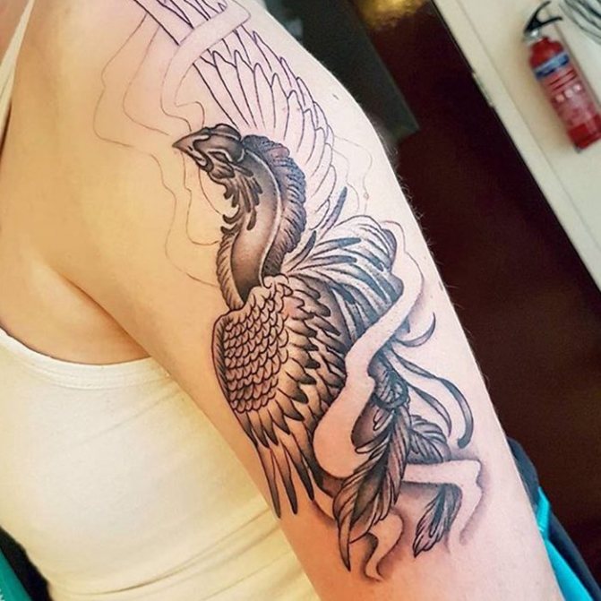 Tatouage d'un oiseau de feu sur l'avant-bras