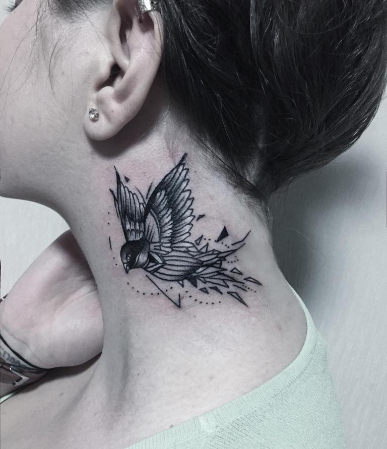 Tatouage d'un oiseau femelle sur le cou