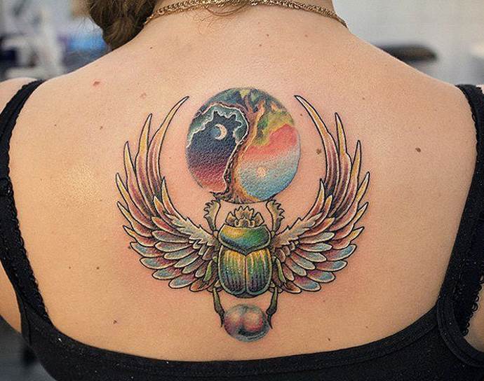 egy bogár tetoválása egy lányon