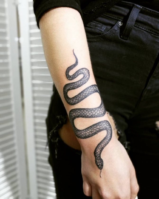 kígyó tetoválás jelentése nők számára