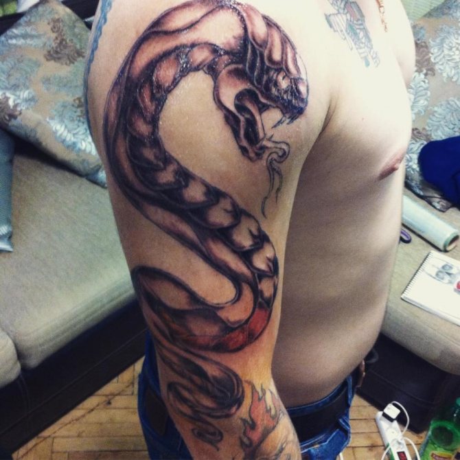 Tatouage d'un serpent aux mâchoires ouvertes