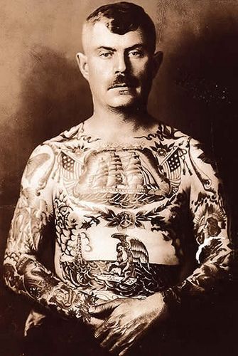 Homme tatoué des années 1920