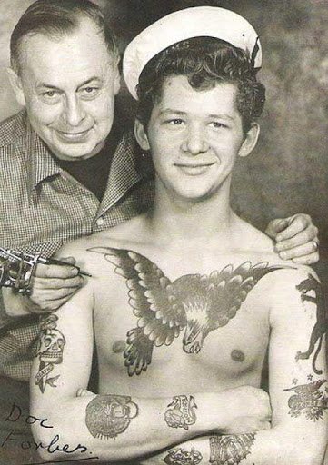 Homme tatoué des années 1950