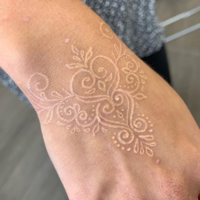 tatouage à l'encre blanche