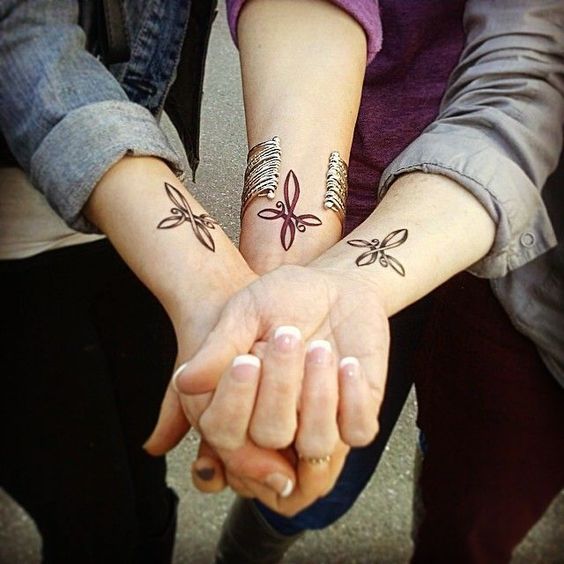 tatuaje de la cruz del infinito