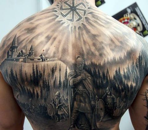 Tatouage d'un héros dans le dos