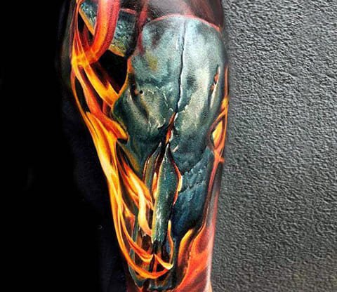 Tatouage d'un crâne en feu