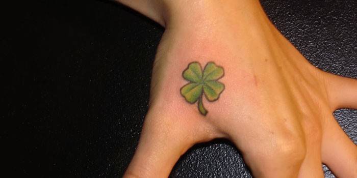 Татуировка на четирилистна детелина