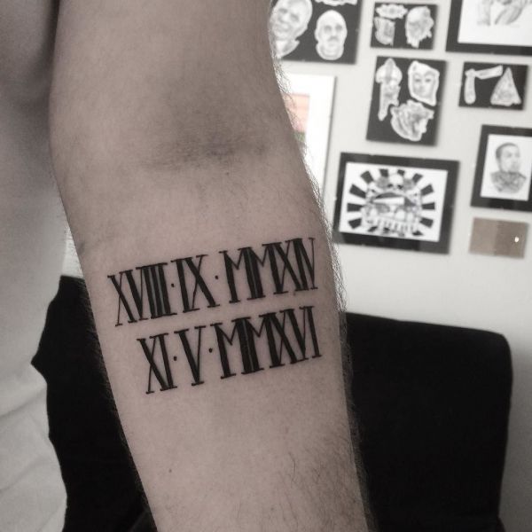 Kuupäeva tätoveering rooma numbritega