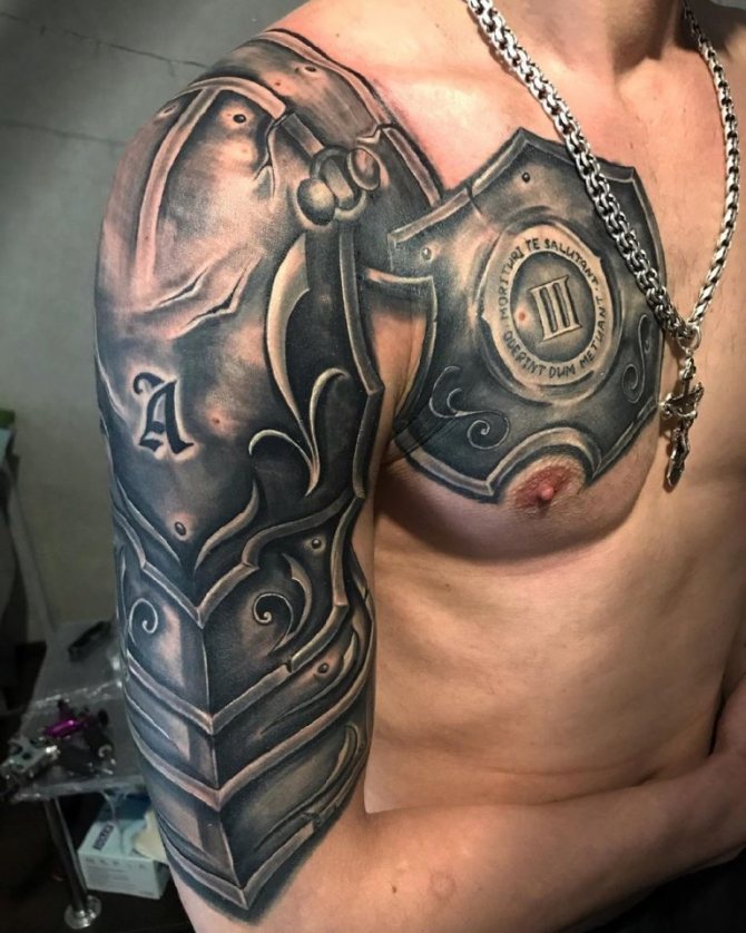 tatouage armure sur l'épaule