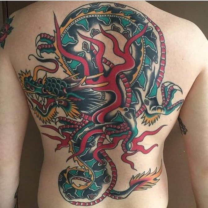 tatouage de dragon sur le dos