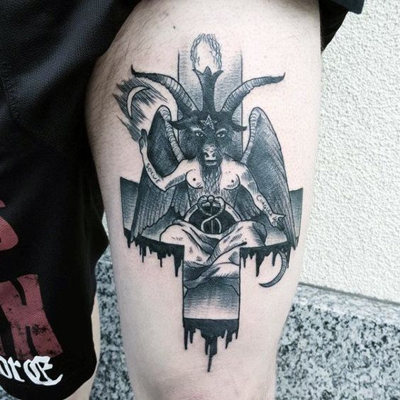 Tatuaje de un diablo y una cruz invertida