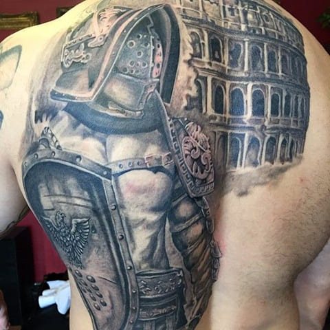 Tatouage d'un gladiateur sur son dos