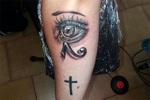 Tatouage des yeux de Hora