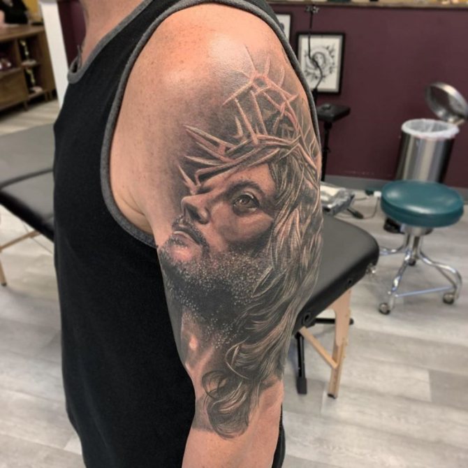 tatuaje de jesucristo en el brazo