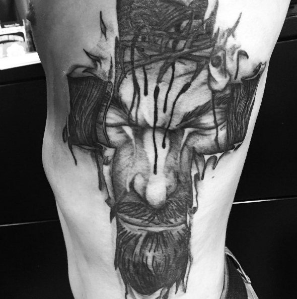 Tatuaje de Jesús bajo la piel