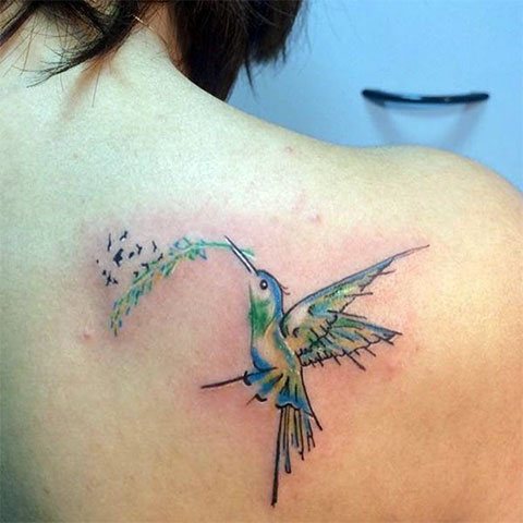 Tatouer un colibri sur l'omoplate d'une fille
