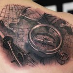 Τατουάζ πυξίδας: έννοια στα κορίτσια