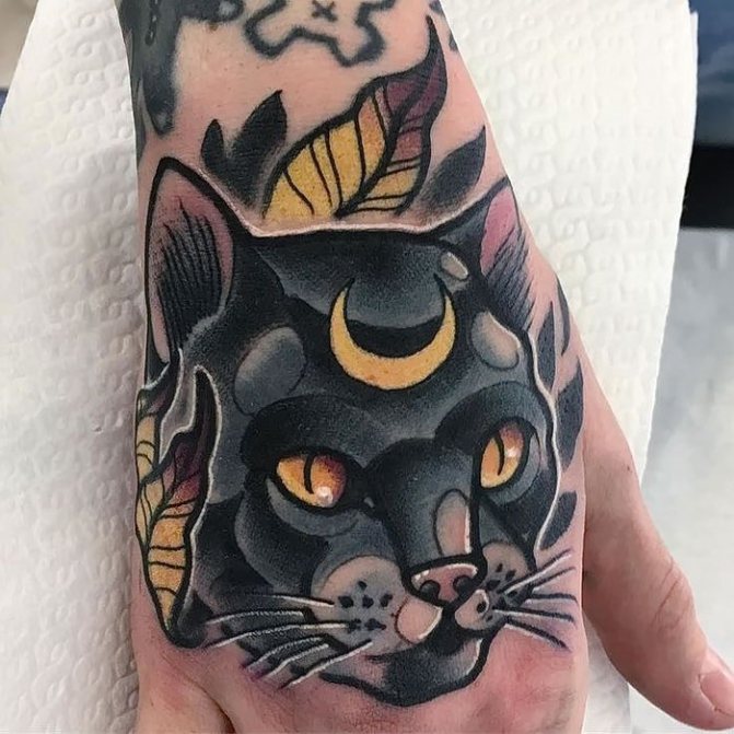 Tatouage de chat noir sur la main