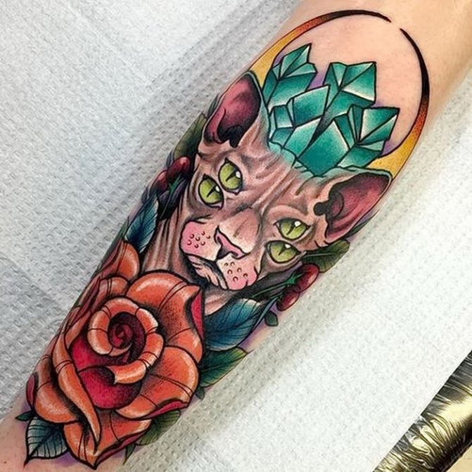 Tatouage de chat old skool avec des roses sur l'avant-bras