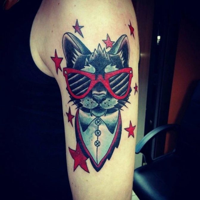 Τατουάζ γάτας με γυαλιά ηλίου στο αντιβράχιο