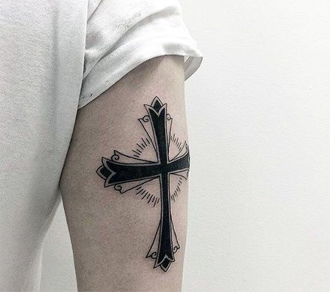 Tatuarse una cruz en el brazo