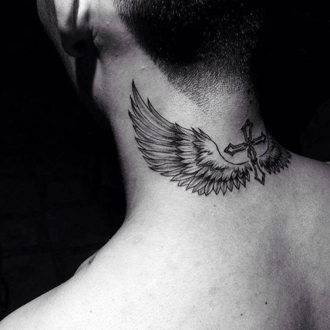 Tatuointi siipien ja ristin kanssa