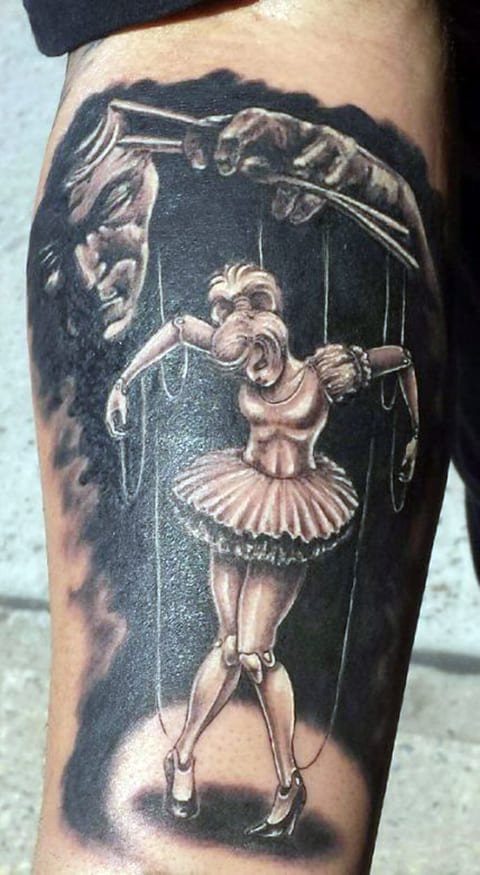 Tatouage d'un marionnettiste et d'une marionnette