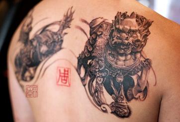 Tatouage d'un lion-gardien