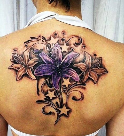 Tatouage d'un lys sur le dos d'une fille - photo