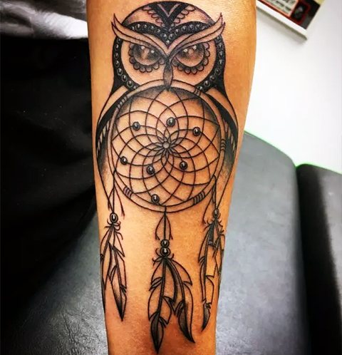 Tatouage d'un attrape-rêve hibou