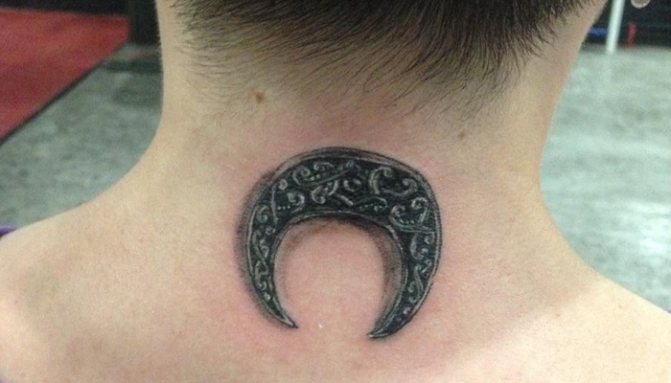 Tatouage de cou en forme de fleur de lune