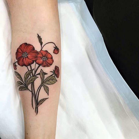 Tatouage d'un coquelicot sur le bras d'une fille - photo