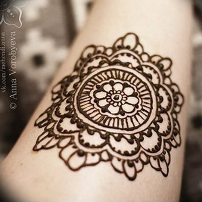 tatuaggio mandala blackwork sull'avambraccio