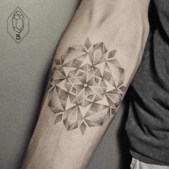 tatuaggio mandala dotwork sull'avambraccio